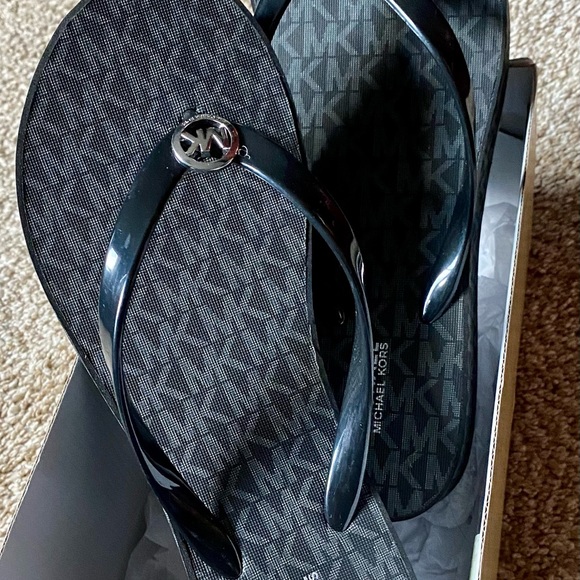 COPY - New in box Michael Kors Sandals available size - Picture 6 of 9